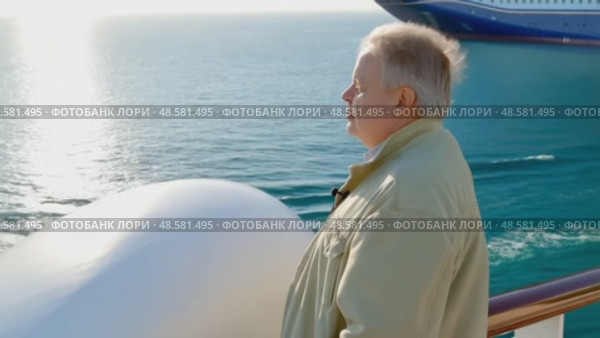 Пожилой путешественник в морском круизе. Стоковое AI-видео, аниматор Екатерина Калита / Фотобанк Лори