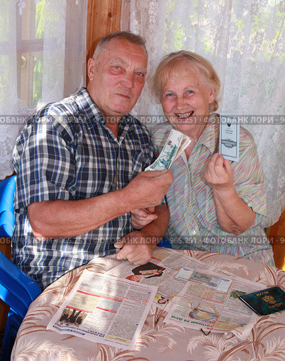 Пожилые мужчина и женщина с деньгами и сберкнижкой (2009 год). Редакционное фото, фотограф GANG / Фотобанк Лори