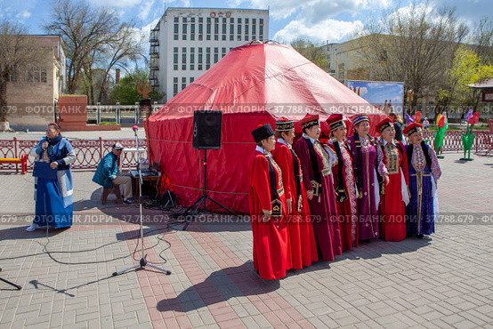 Пожилые женщины-калмычки в национальных костюмах и головных уборах. Элиста. Республика Калмыкия. Россия (2022 год). Редакционное фото, фотограф Сергей Афанасьев / Фотобанк Лори