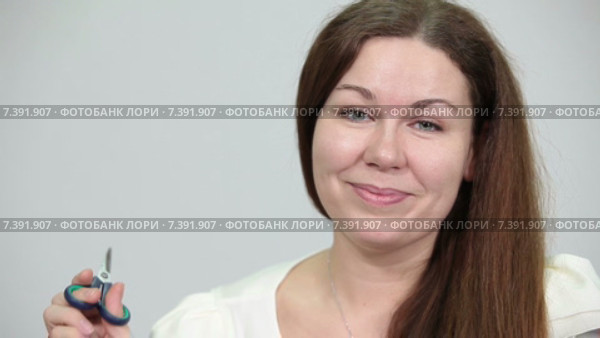 Позитивная девушка режет воздух вокруг себя канцелярскими ножницами. Стоковое видео, видеограф Кекяляйнен Андрей / Фотобанк Лори