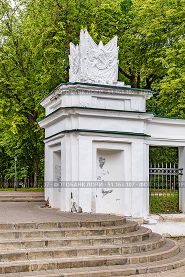 Правая входная колонна и ступени при входе в Костромской городской парк. Редакционное фото, фотограф Владимир Шипикин / Фотобанк Лори