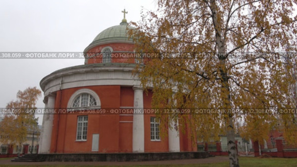 Православная церковь Петра и Павла крупным планом пасмурным октябрьским днем. Хамина, Финляндия (2019 год). Стоковое видео, видеограф Виктор Карасев / Фотобанк Лори
