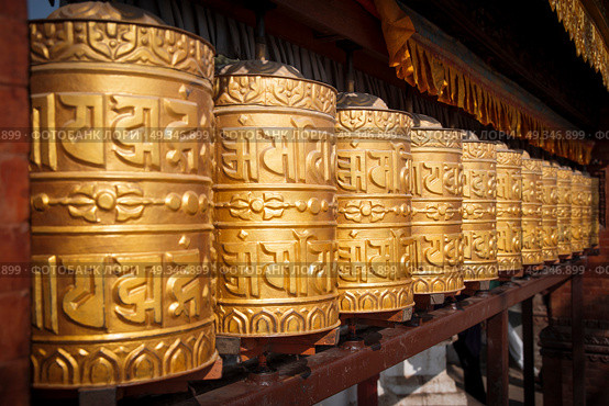 Prayer wheels at Swayambhunath stupa in Kathmandu, Nepal. Стоковое фото, агентство Ingram Publishing / Фотобанк Лори