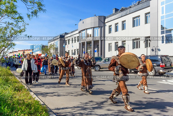 Праздничное шествие во время этнографического фестиваля в северном городе в Арктике. Артисты в традиционных костюмах коренных народов Чукотки. Город Анадырь, Чукотский автономный округ, Россия. Редакционное фото, фотограф Андрей Степанов / Фотобанк Лори