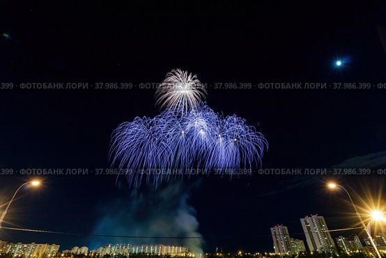 Праздничный салют 9 мая ко Дню Победы в Москве (2022 год). Стоковое фото, фотограф Алексей Чеботарев / Фотобанк Лори