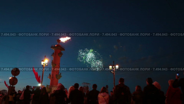 Празднования Дня Победы 9 мая 2015 в Санкт-Петербурге. Салют на фоне Ростральных колон. Стрелка Васильевского острова. Редакционное видео, видеограф Кекяляйнен Андрей / Фотобанк Лори