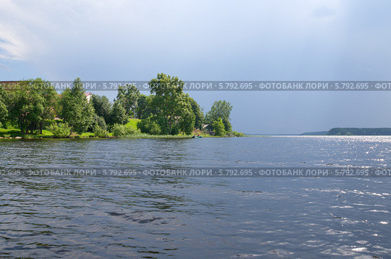 Предгрозовое небо над озером Селигер. Стоковое фото, фотограф Елена Коромыслова / Фотобанк Лори