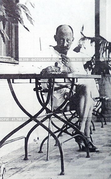 Председатель ВЧК Феликс Дзержинский на отдыхе в Мухалатке. Крым, 1922 год. Редакционное фото, фотограф Сергей Елизарьев / Фотобанк Лори