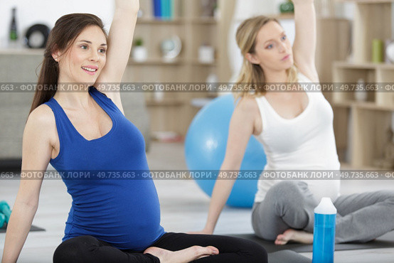pregnant women excercises with gymnastic ball. Стоковое фото, агентство Ingram Publishing / Фотобанк Лори