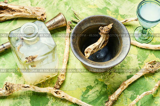 Preparation of alcohol tincture from fresh horseradish root. Alcoholic tincture on horseradish. Стоковое фото, агентство Ingram Publishing / Фотобанк Лори