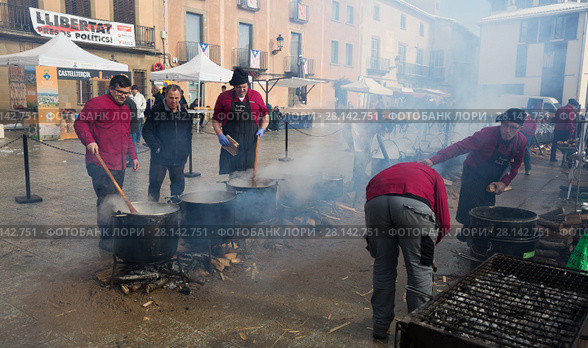 Preparation of Escudella on tuesday of Carnival, Castelltercol (2018 год). Редакционное фото, фотограф Яков Филимонов / Фотобанк Лори