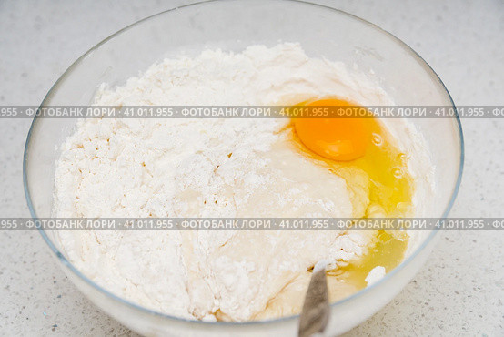 Preparation of the yeast dough. Dough with the egg`s yolk and flavour in the glass bowl is ready to be stirred. Приготовление дрожжевого теста. Тесто с яичным желтком и ароматизатором в стеклянной миске готово к перемешиванию. Стоковое фото, фотограф Дмитрий Березнев / Фотобанк Лори