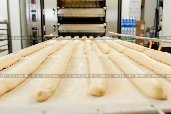 Prepared baguettes in front of a bread oven. Стоковое фото, агентство Ingram Publishing / Фотобанк Лори