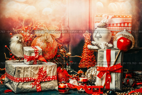 Pretty Christmas card with festive gifts, bird,decoration and balls . Holiday bokeh lighting, retro styled. Стоковое фото, агентство Ingram Publishing / Фотобанк Лори