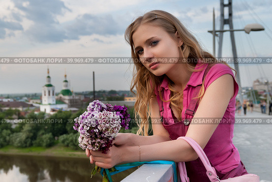 Pretty sad woman holding bouquet. Стоковое фото, фотограф Сергей Буторин / Фотобанк Лори