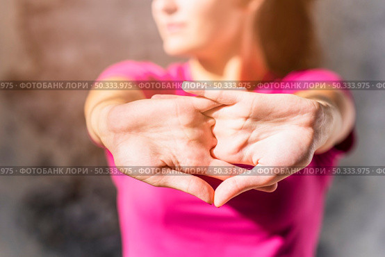 pretty sporty young woman stretching clasped hands. Стоковое фото, агентство Ingram Publishing / Фотобанк Лори