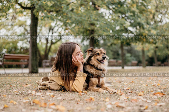 pretty young woman petting her dog 11. Редакционное фото, агентство Ingram Publishing / Фотобанк Лори