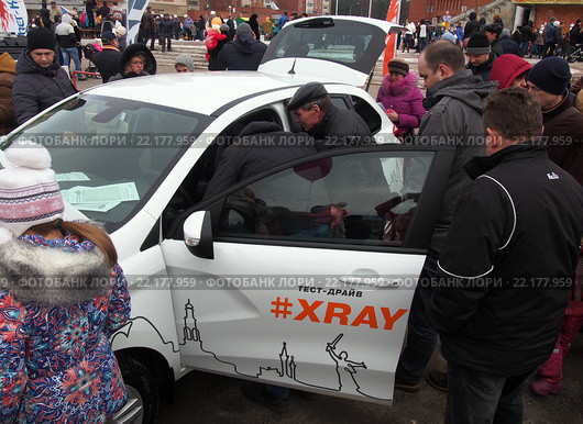 Презентация автомобиля Lada Xray на улицах города (2016 год). Редакционное фото, фотограф Вячеслав Палес / Фотобанк Лори