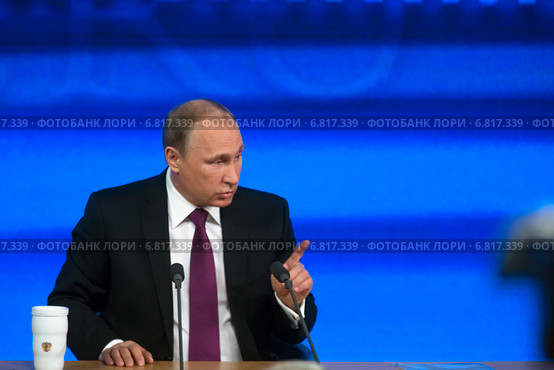 Президент России Владимир Путин на десятой большой ежегодной пресс-конференции в Центре международной торговли на Красной Пресне в центре города Москвы, Россия (2014 год). Редакционное фото, фотограф Николай Винокуров / Фотобанк Лори