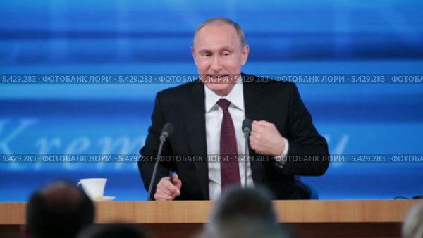 Президент Российской Федерации Владимир Путин на ежегодной пресс-конференции в Москве (2013 год). Редакционное видео, видеограф Игорь Долгов / Фотобанк Лори