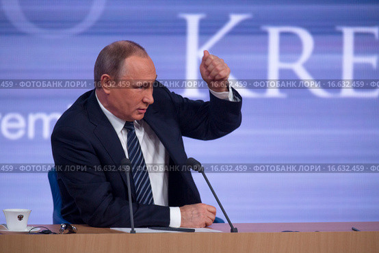 Президент Российской Федерации Владимир Владимирович Путин на одиннадцатой большой ежегодной пресс-конференции в Центре международной торговли на Красной Пресне в центре города Москвы, Россия (2015 год). Редакционное фото, фотограф Николай Винокуров / Фотобанк Лори
