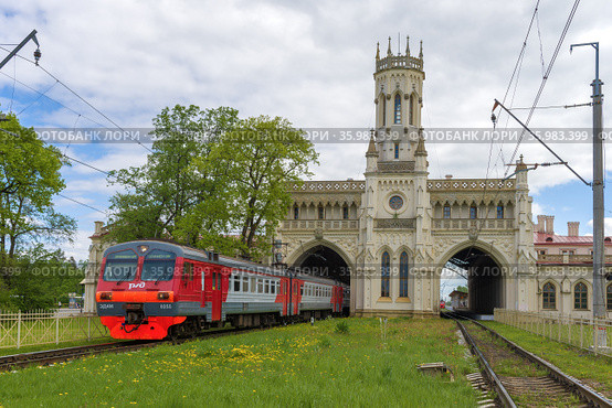Пригородный электропоезд ЭД4М отправляется от вокзала станции Новый Петергоф (2021 год). Редакционное фото, фотограф Виктор Карасев / Фотобанк Лори