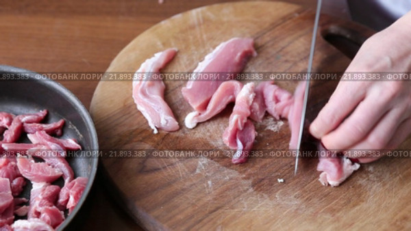 Приготовление мяса для обжарки. Стоковое видео, видеограф Евгений Ткачёв / Фотобанк Лори
