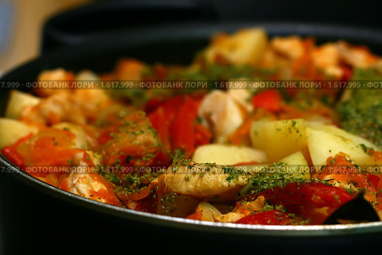 Приготовление вкусной еды.Мясное рагу. Стоковое фото, фотограф Александр Грачев / Фотобанк Лори