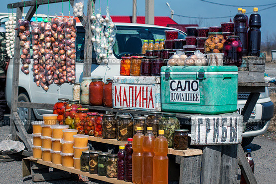 Прилавок с продуктами на придорожном базаре. Стоковое фото, фотограф Василий Князев / Фотобанк Лори