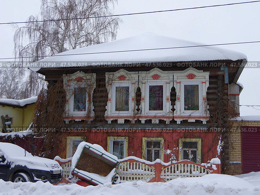 Примечательный двухэтажный дом в городе Воткинск по улице Чайковского (2021 год). Редакционное фото, фотограф Алексей Иванов / Фотобанк Лори