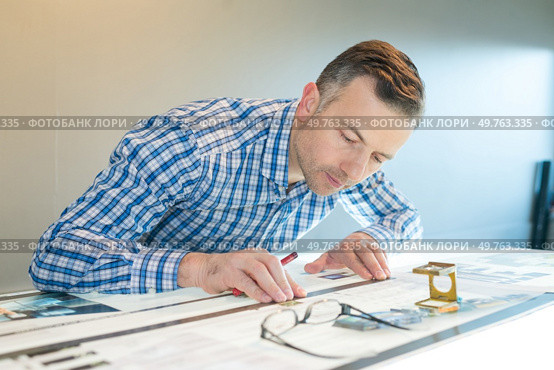 printing press worker at work. Стоковое фото, агентство Ingram Publishing / Фотобанк Лори