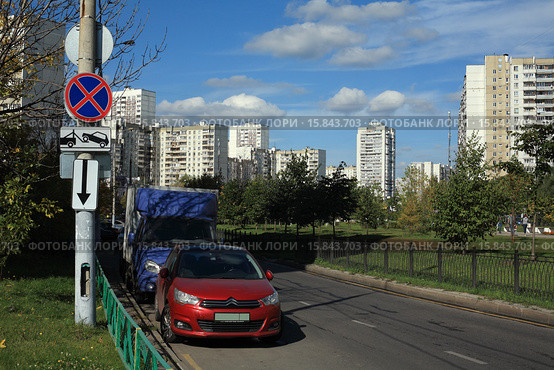 Припаркованные автомобили (2015 год). Редакционное фото, фотограф Игорь Веснинов / Фотобанк Лори