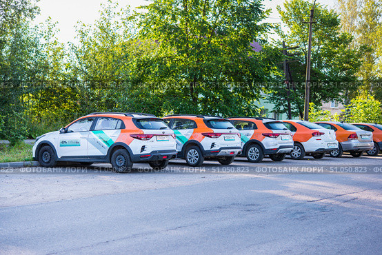 Припаркованные на стоянке автомобили каршерингового сервиса «Делимобиль». Каршеринг. Машины для аренды. Редакционное фото, фотограф AllNikArt / Фотобанк Лори
