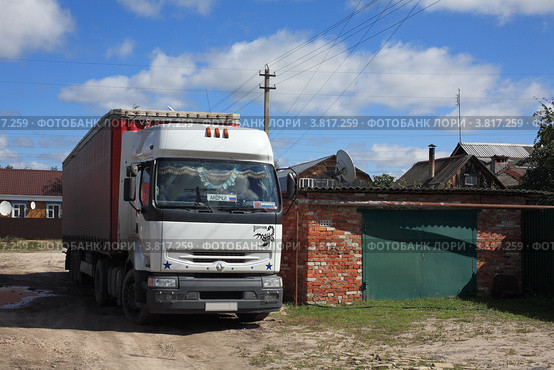Припаркованный грузовик в Курлово (2012 год). Редакционное фото, фотограф Игорь Веснинов / Фотобанк Лори