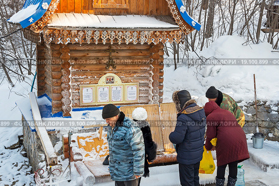 Природный родник пресной питьевой воды, святой источник, место паломничества православных сибиряков. Россия, Сибирь, Новосибирская область, Искитимский район, посёлок Ложок - январь 6, 2016. Редакционное фото, фотограф Евгений Мухортов / Фотобанк Лори