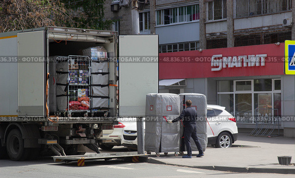 Привоз товара в магазин Магнит. Саратов. Редакционное фото, фотограф Евгений Будюкин / Фотобанк Лори