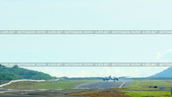 Приземление самолета. Стоковое видео, видеограф Игорь Жоров / Фотобанк Лори