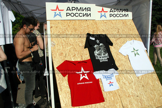 Продажа футболок с надписями "Армия России" и "Вежливые люди" (2014 год). Редакционное фото, фотограф Щеголева Ольга / Фотобанк Лори