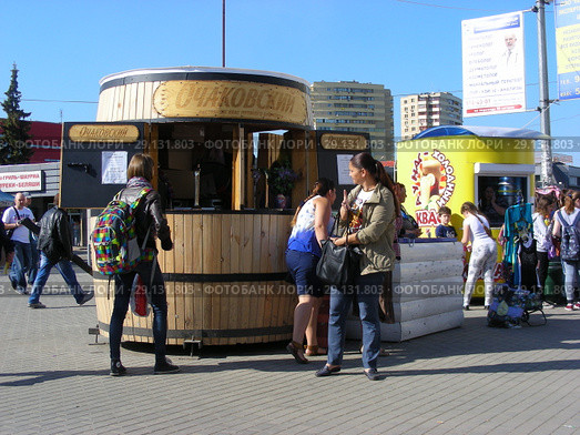 Продажа Очаковского кваса на улице. Город Мытищи. Мытищинский район. Московская область (2015 год). Редакционное фото, фотограф lana1501 / Фотобанк Лори