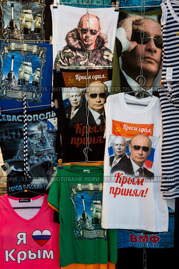 Продажа патриотических футболок с изображением президента Российской Федерации Владимира Владимировича Путина на набережной города Севастополя, Республика Крым (2015 год). Редакционное фото, фотограф Николай Винокуров / Фотобанк Лори