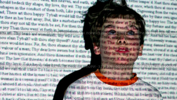 Проекция движущегося текста У. Шекспира Ромео и Джульетта на мальчике. Стоковое видео, видеограф Losevsky Pavel / Фотобанк Лори