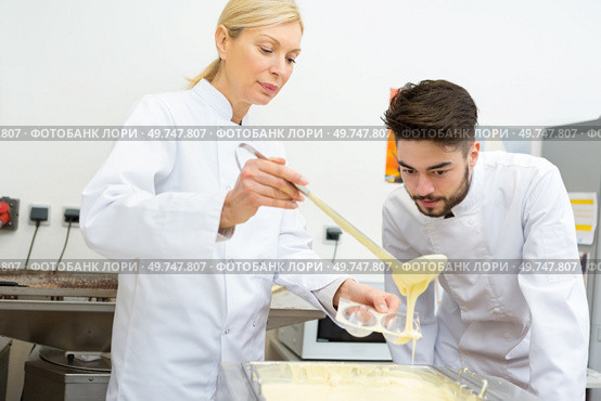 professional confectioner making chocolate frosting. Стоковое фото, агентство Ingram Publishing / Фотобанк Лори