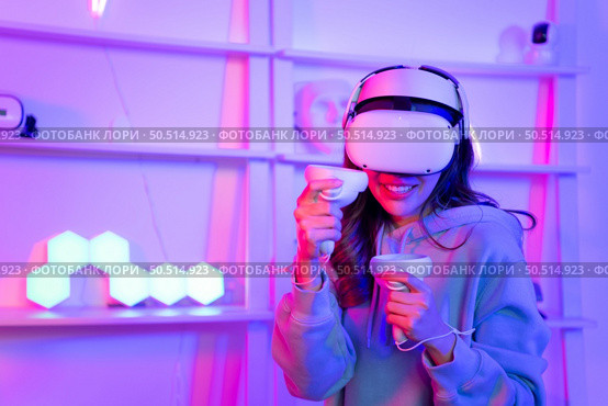 Professional gamer playing games through VR machine that responds to very fun exciting and provocative. Стоковое фото, агентство Ingram Publishing / Фотобанк Лори