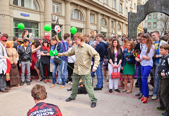 Профессиональный йо-йошник на параде мыльных пузырей Dreamflash (2012 год). Редакционное фото, фотограф Алёшина Оксана / Фотобанк Лори
