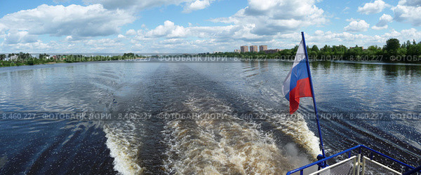 Прогулка на теплоходе по Волге вдоль города Дубны (2010 год). Стоковое фото, фотограф Елена Орлова / Фотобанк Лори