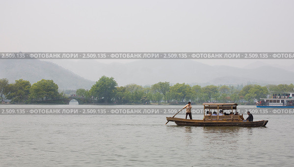 Прогулки на лодках по озеру Сиху в Китае (2011 год). Редакционное фото, фотограф Владимир Чинин / Фотобанк Лори