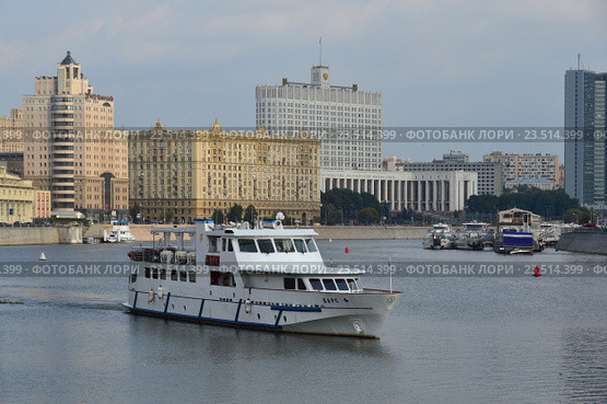 Прогулочная яхта "Барс" класса VIP на Москве-реке. Краснопресненская набережная (2016 год). Редакционное фото, фотограф lana1501 / Фотобанк Лори