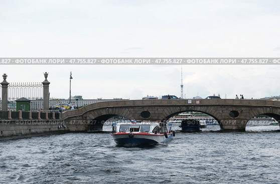 Прогулочный катер плывёт по реке Неве на фоне моста летом в Санкт-Петербурге (2023) Редакционное фото, фотограф Терехова Марина / Фотобанк Лори