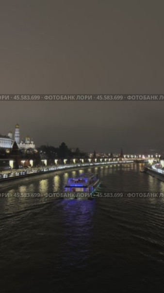 Прогулочный катер украшенный яркими огнями движется по реке в городе Москве (2023 год). Стоковое видео, видеограф Оксана Шведкова / Фотобанк Лори