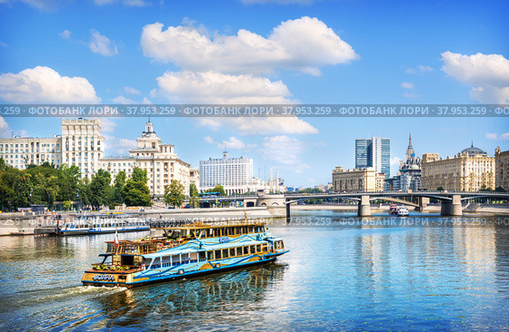 Прогулочный корабль "Волна" около причала Киевский на Москве-реке, Москва (2022 год). Редакционное фото, фотограф Baturina Yuliya / Фотобанк Лори